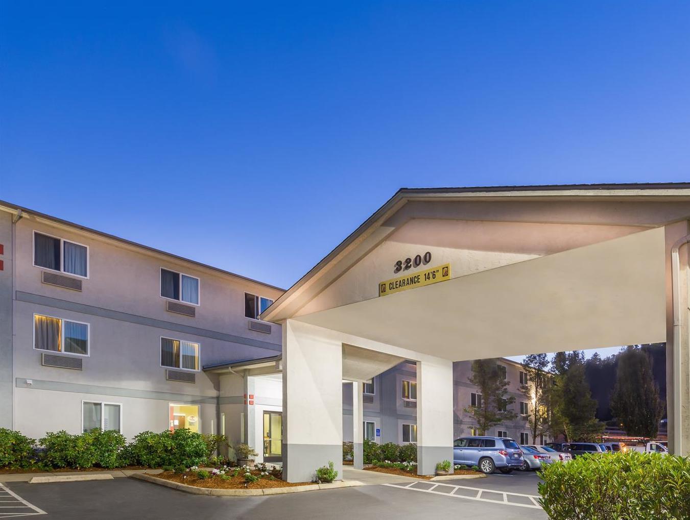 Super 8 By Wyndham Roseburg Otel Dış mekan fotoğraf