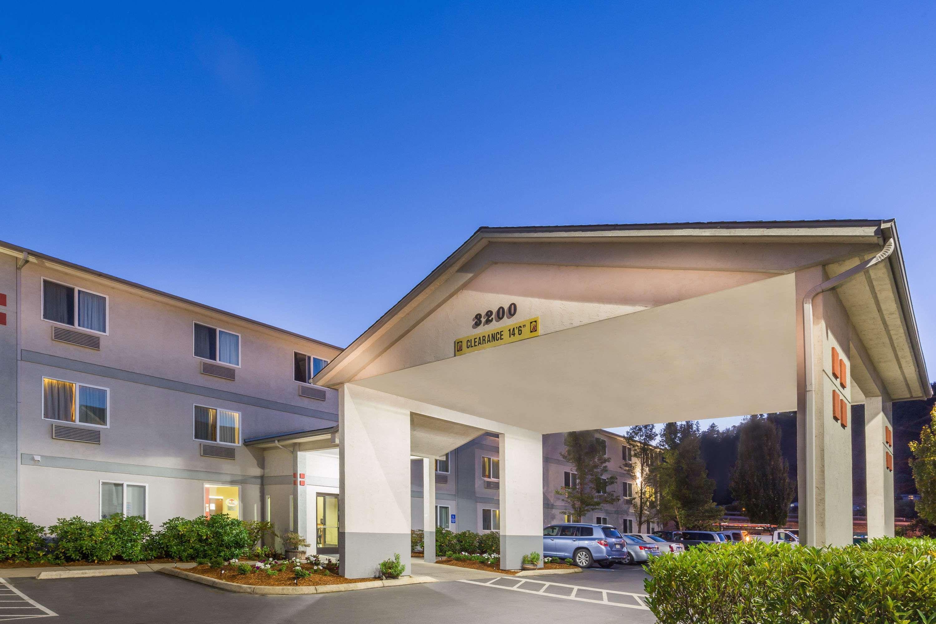 Super 8 By Wyndham Roseburg Otel Dış mekan fotoğraf