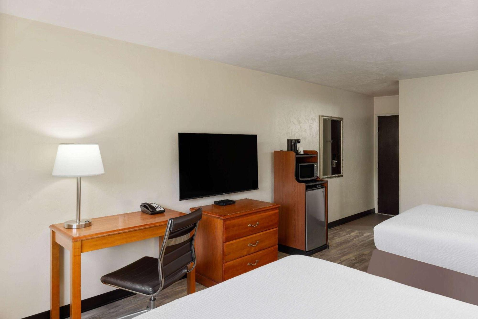 Super 8 By Wyndham Roseburg Otel Dış mekan fotoğraf