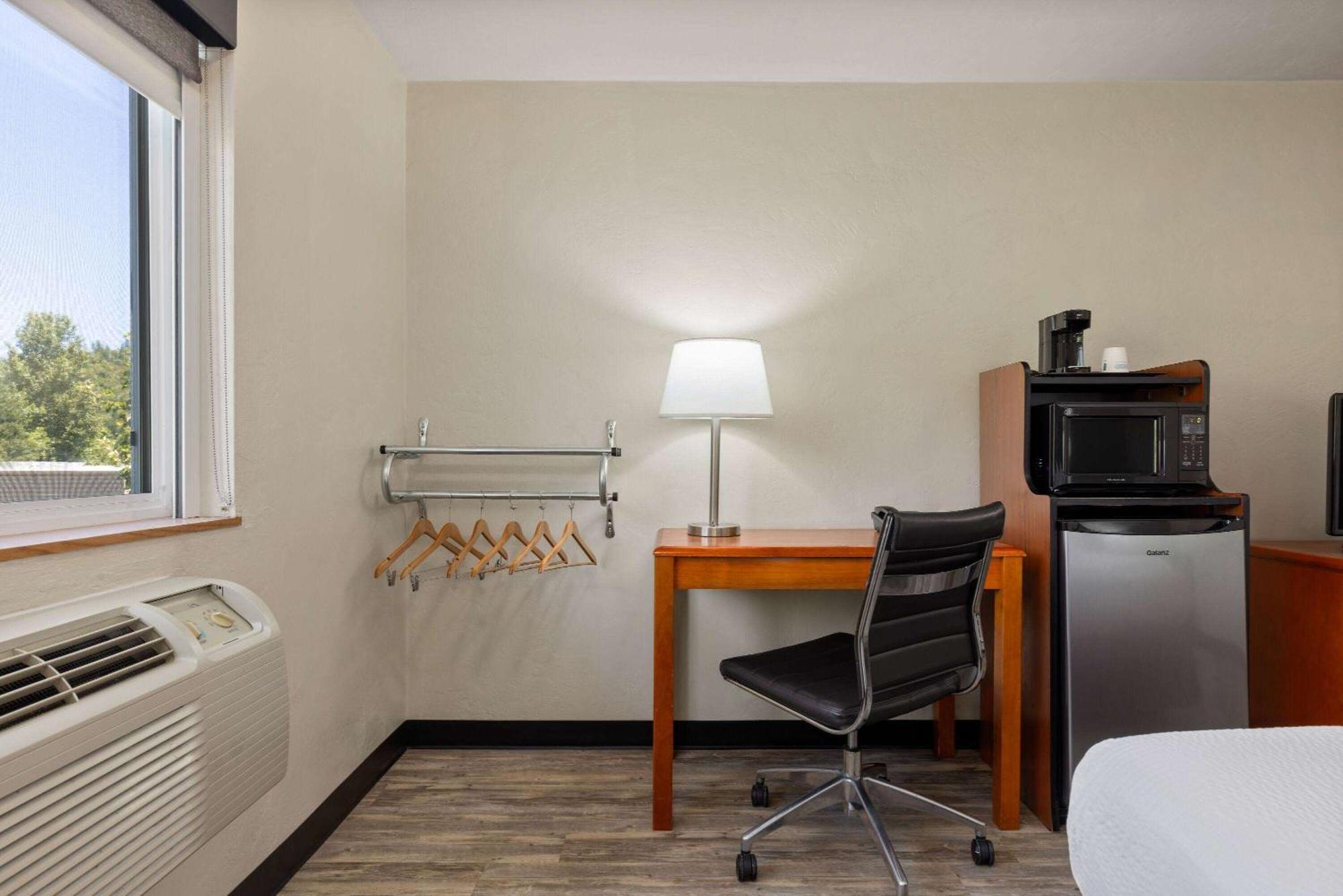 Super 8 By Wyndham Roseburg Otel Dış mekan fotoğraf