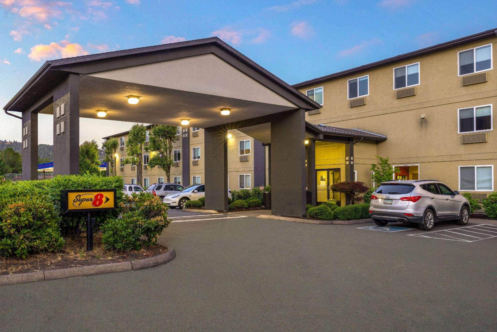Super 8 By Wyndham Roseburg Otel Dış mekan fotoğraf
