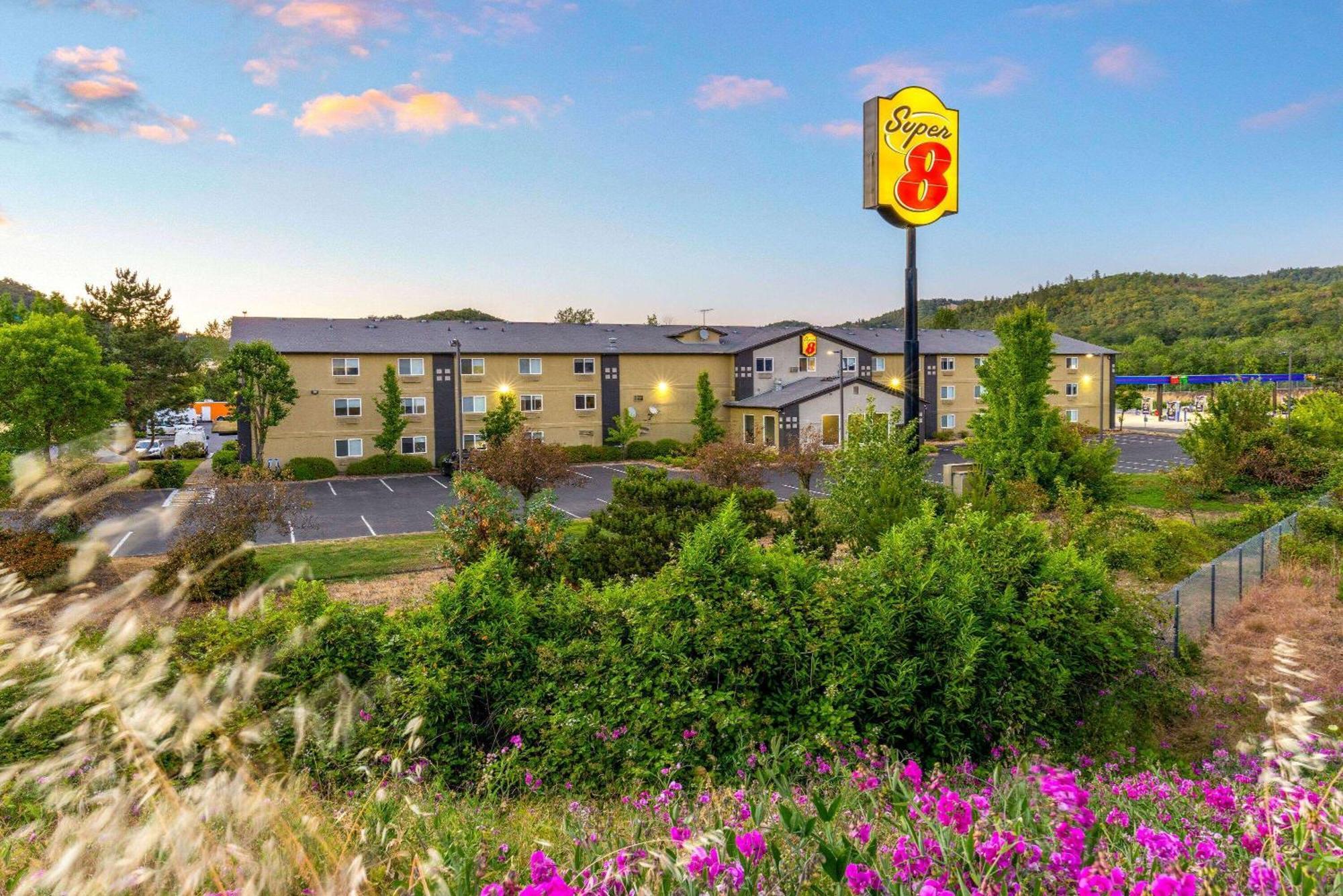 Super 8 By Wyndham Roseburg Otel Dış mekan fotoğraf