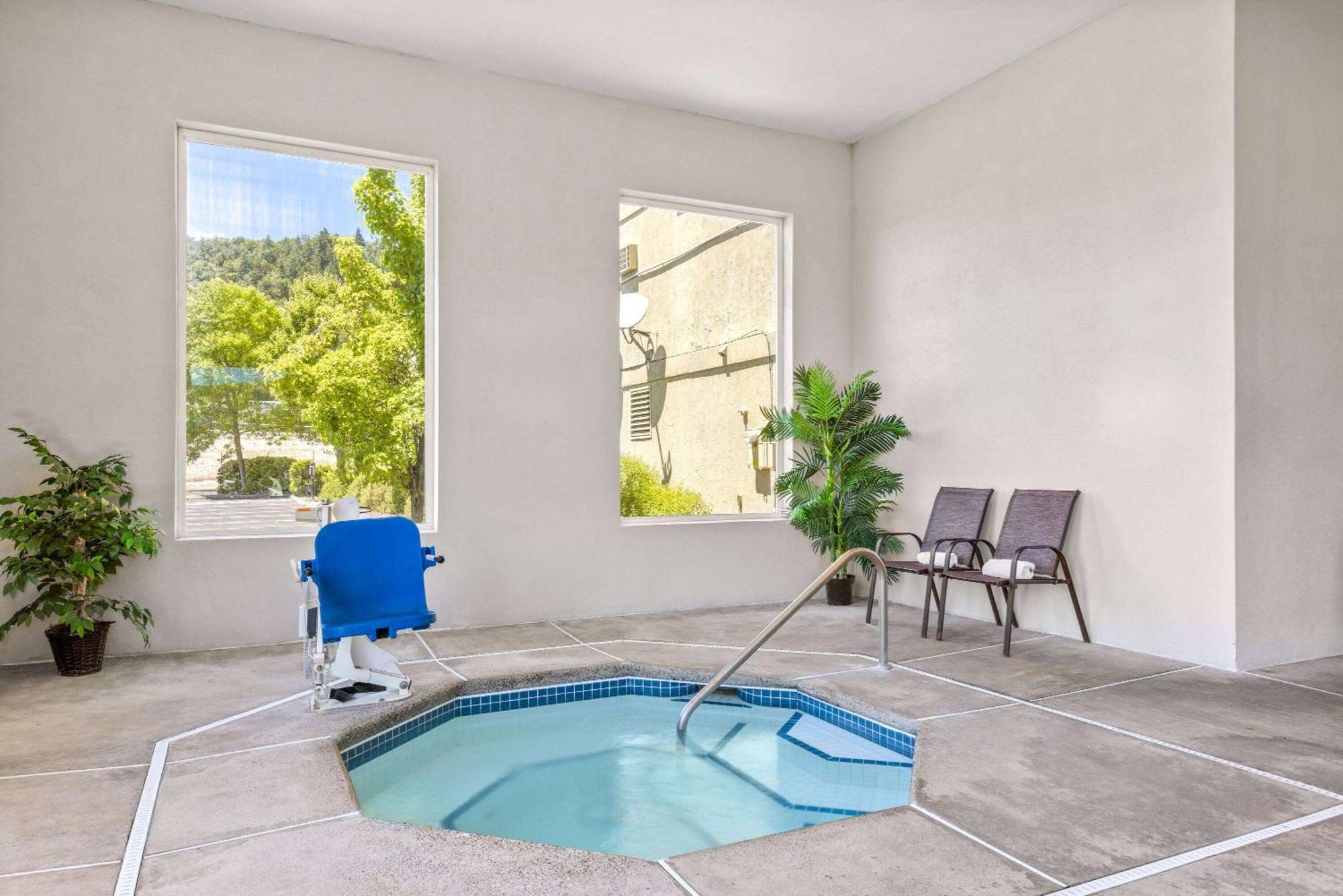 Super 8 By Wyndham Roseburg Otel Dış mekan fotoğraf