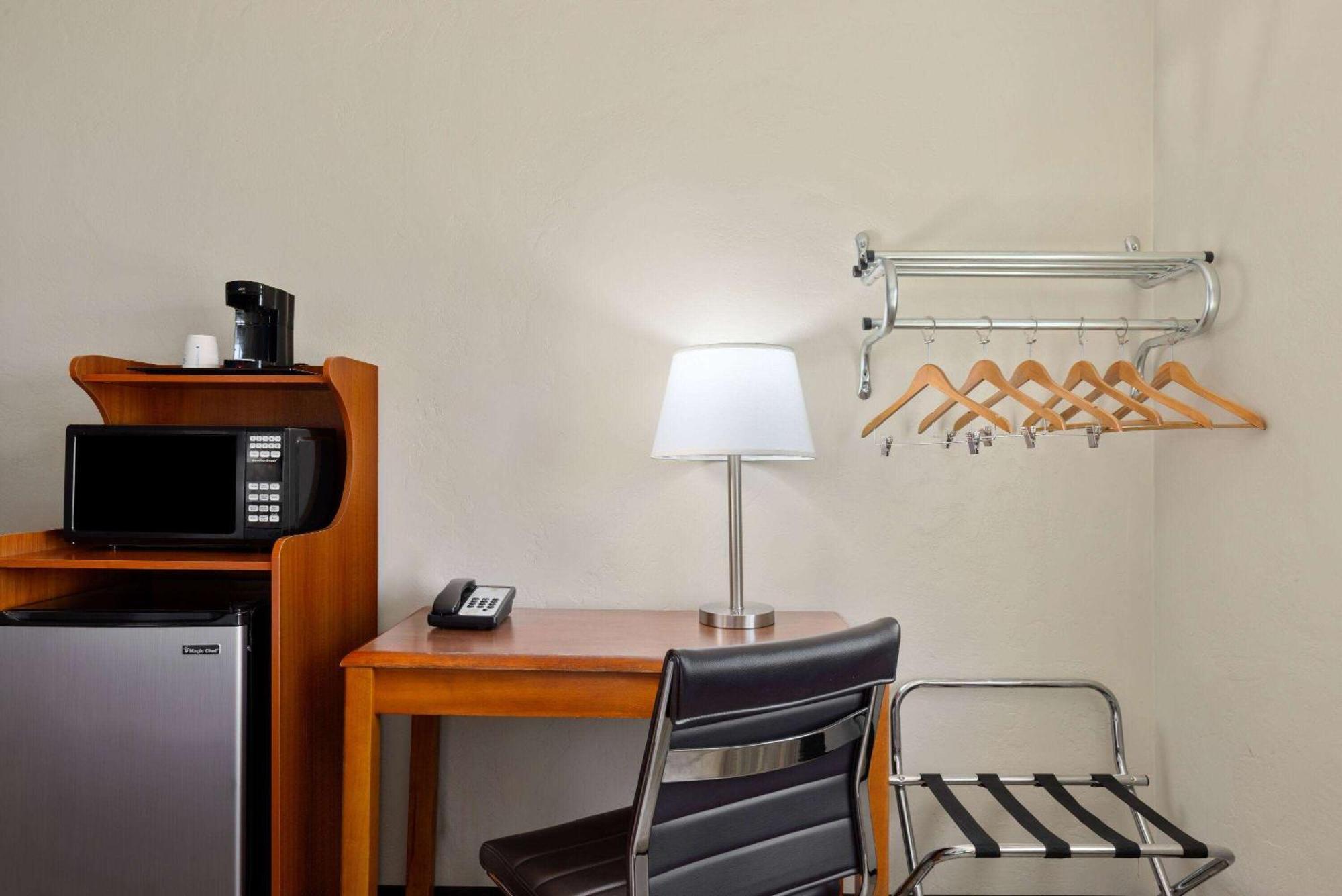 Super 8 By Wyndham Roseburg Otel Dış mekan fotoğraf