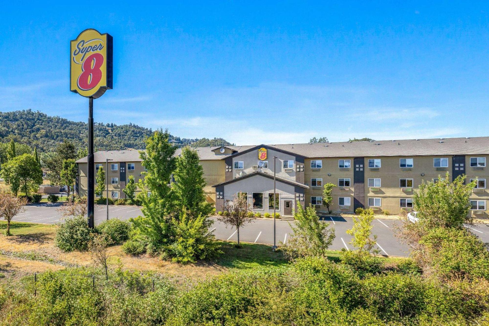 Super 8 By Wyndham Roseburg Otel Dış mekan fotoğraf