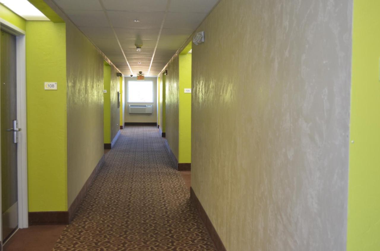 Super 8 By Wyndham Roseburg Otel Dış mekan fotoğraf