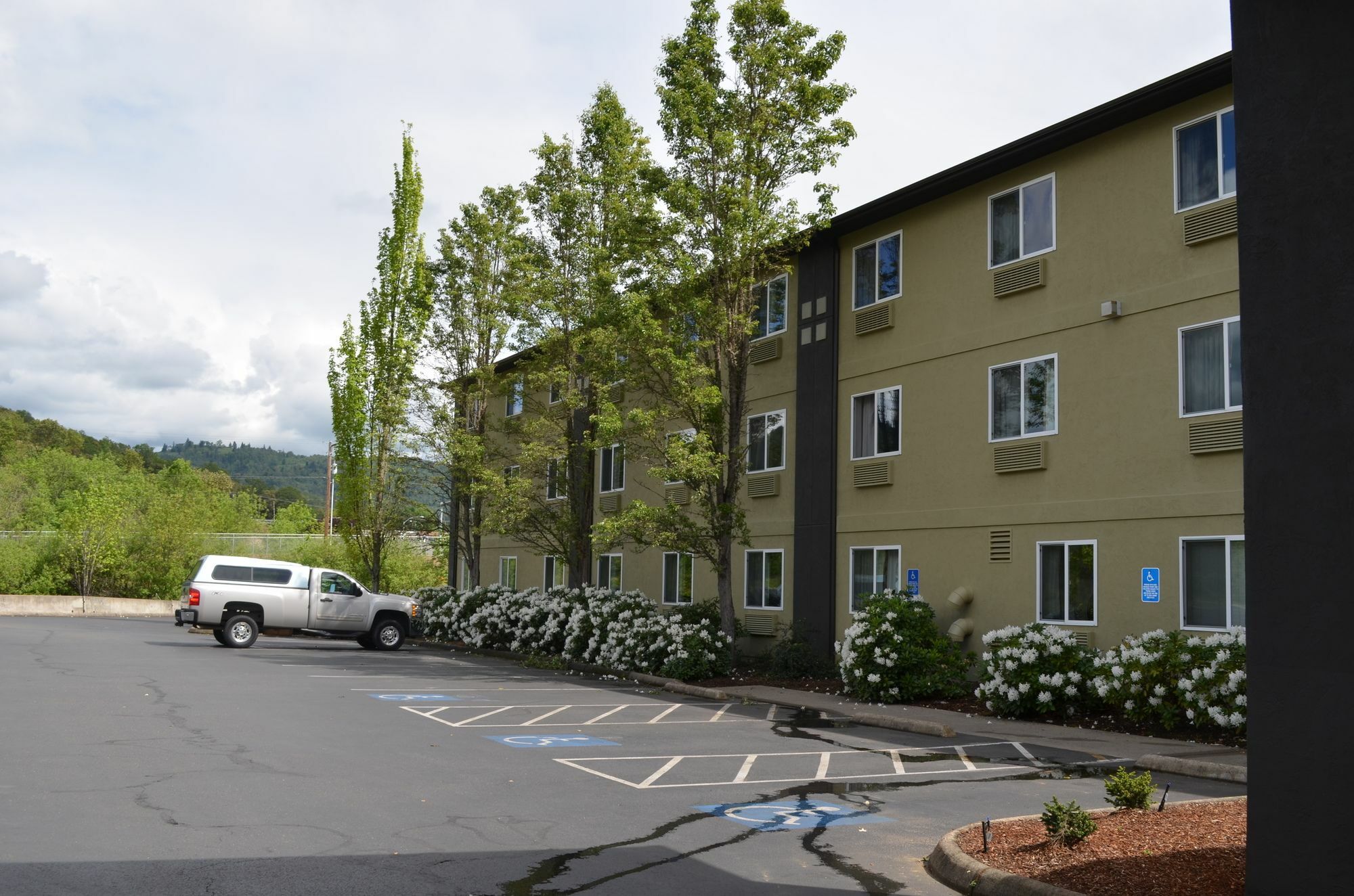 Super 8 By Wyndham Roseburg Otel Dış mekan fotoğraf
